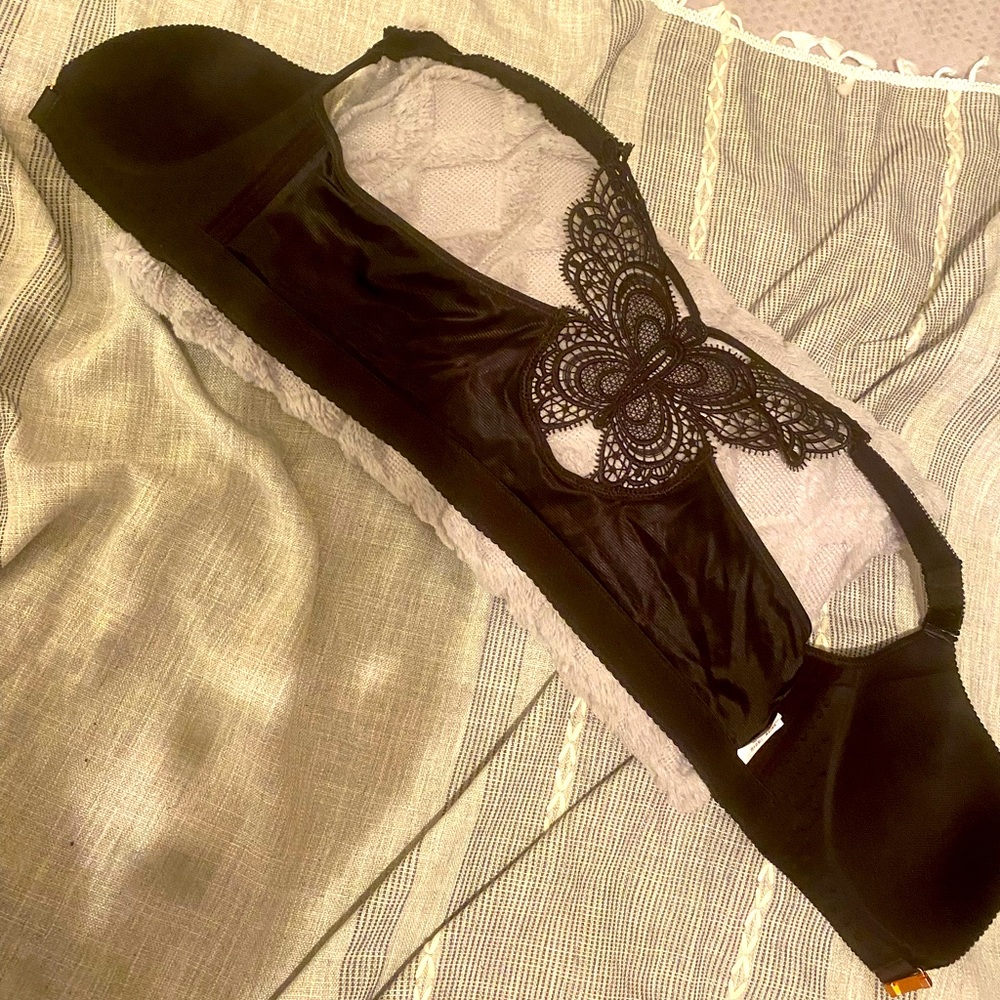 brand-new black Nice women’s size 42 D Bra , underwire BRAND NEW